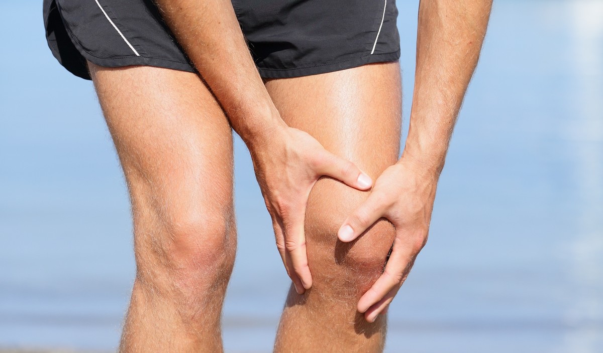 A runner holdin his knee